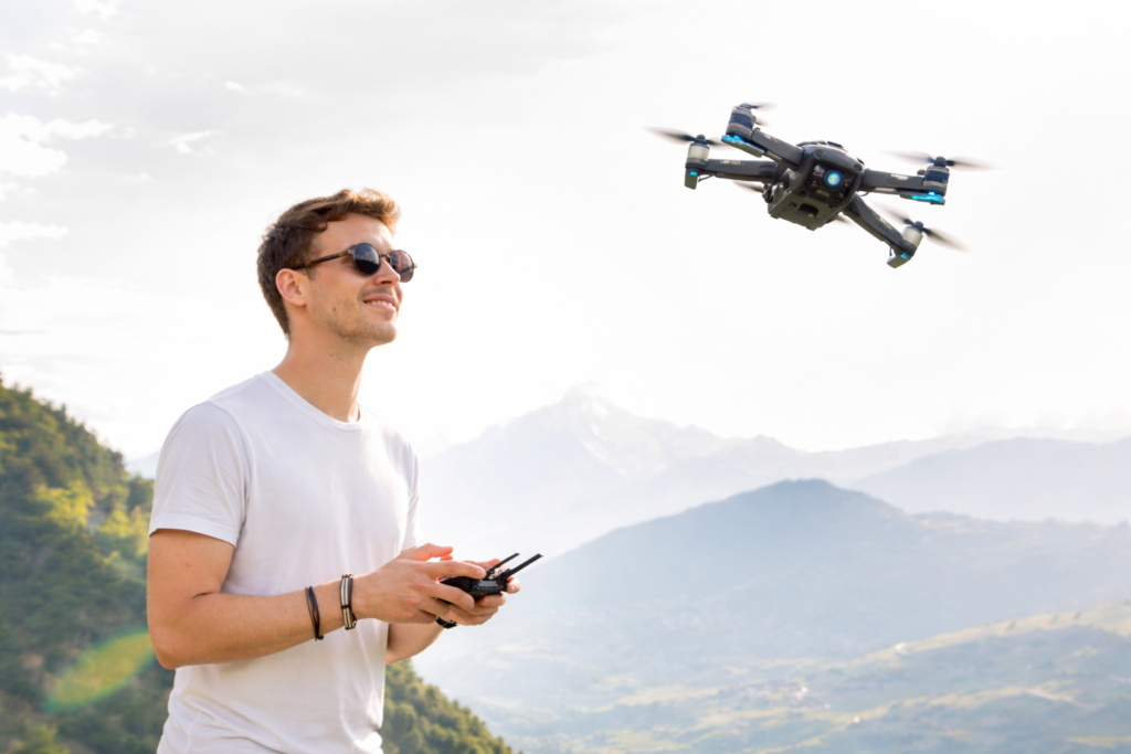 Pilote et drone dans les montagnes
