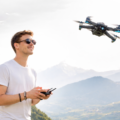Pilote et drone dans les montagnes