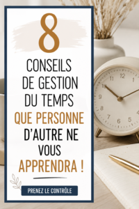 Une femme organisant son emploi du temps avec un calendrier et un ordinateur.
