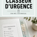 Une trousse d'urgence bien organisée avec des fournitures essentielles sur une table.