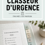 Une trousse d'urgence bien organisée avec des fournitures essentielles sur une table.