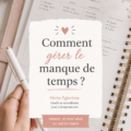 Femme souriante planifiant sa journée avec un carnet et un café
