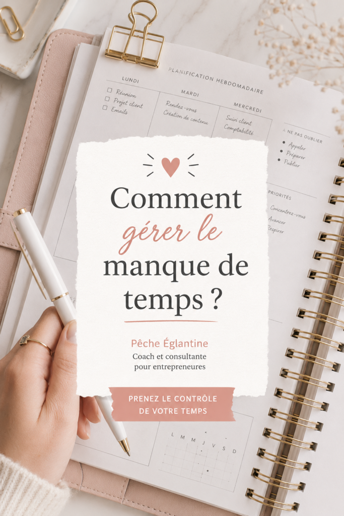 Femme souriante planifiant sa journée avec un carnet et un café