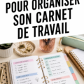 Une femme feuilletant un carnet de travail organisé avec des notes et des surligneurs.