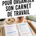 Une femme feuilletant un carnet de travail organisé avec des notes et des surligneurs.