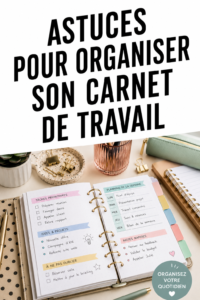 Une femme feuilletant un carnet de travail organisé avec des notes et des surligneurs.