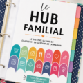 Un carnet de gestion familiale organisé sur une table avec des fournitures de bureau