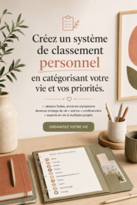 Une femme souriante organisée autour de ses notes et son planning