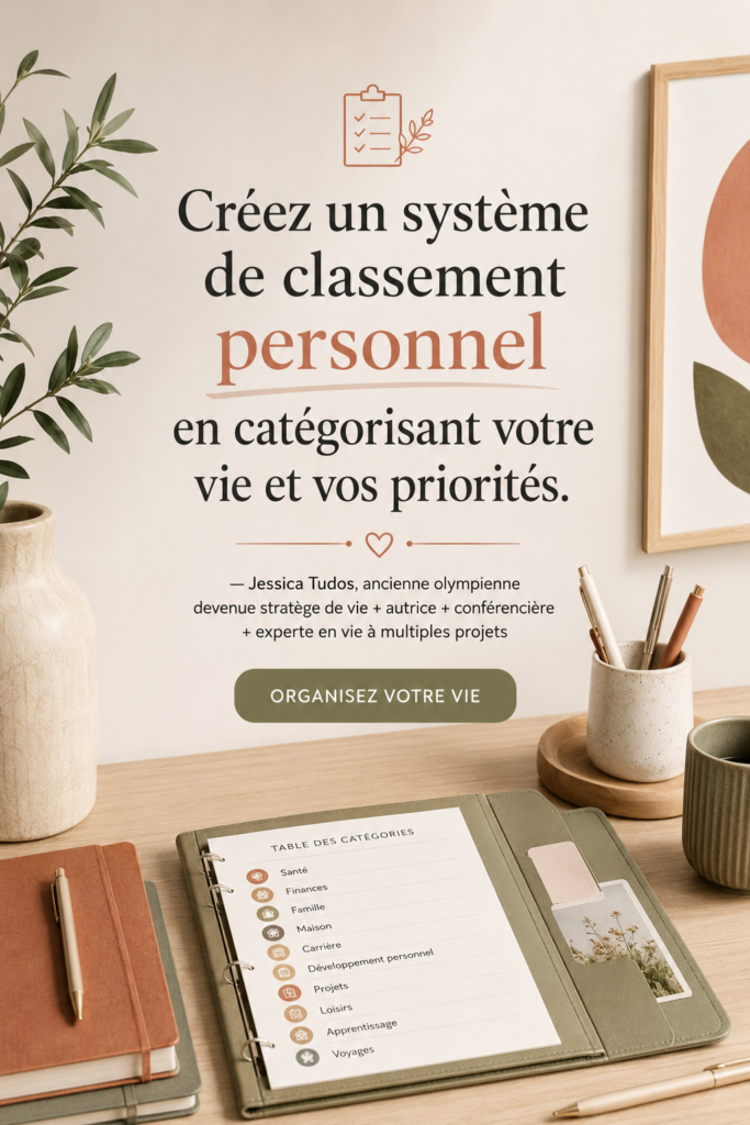 Une femme souriante organisée autour de ses notes et son planning