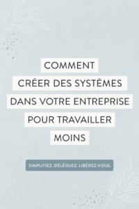 Femme au bureau, souriant tout en travaillant efficacement grâce à un système bien établi.
