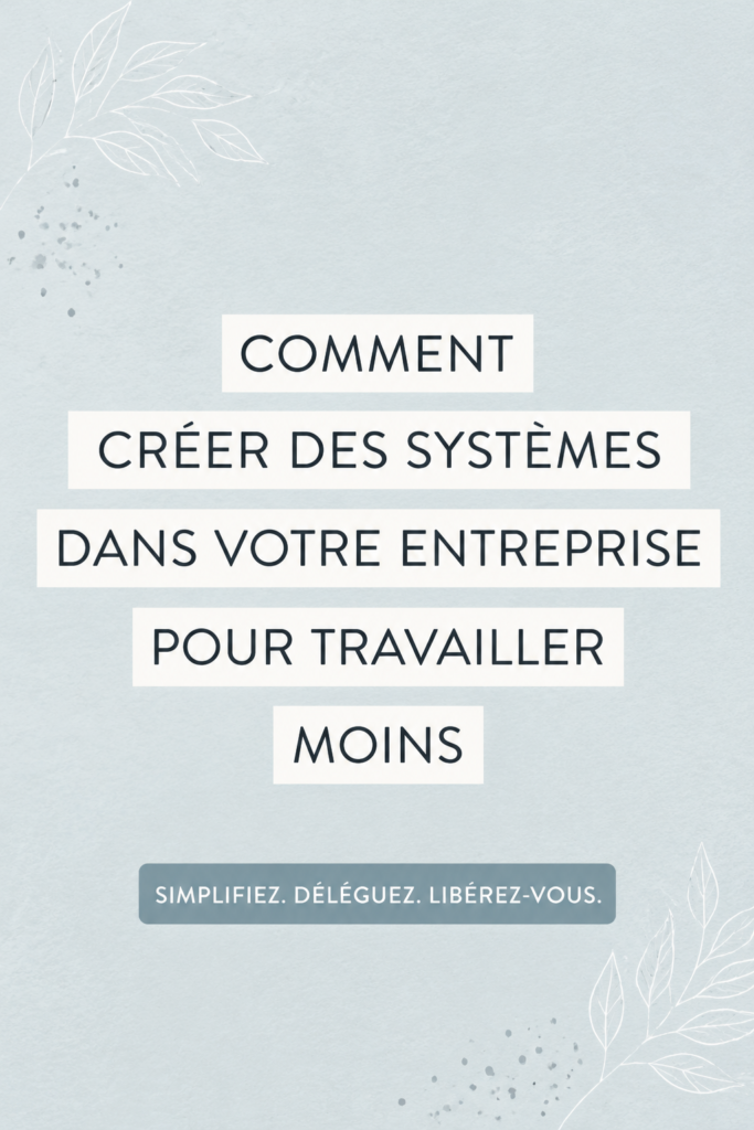 Femme au bureau, souriant tout en travaillant efficacement grâce à un système bien établi.