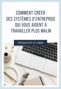 Femme travaillant de manière organisée avec des documents et un ordinateur, illustrant des systèmes de travail efficaces
