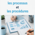 Une femme en train de rédiger des documents pour structurer ses processus de travail.