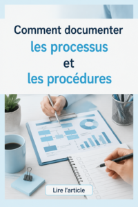 Une femme en train de rédiger des documents pour structurer ses processus de travail.