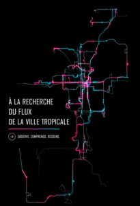 Une vue pittoresque d'une ville tropicale, avec des palmiers et des bâtiments colorés.