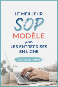 Femme rédigeant un modèle SOP pour son entreprise en ligne