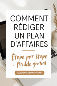 Femme d'affaires souriante travaillant sur un plan d'affaires avec son ordinateur portable