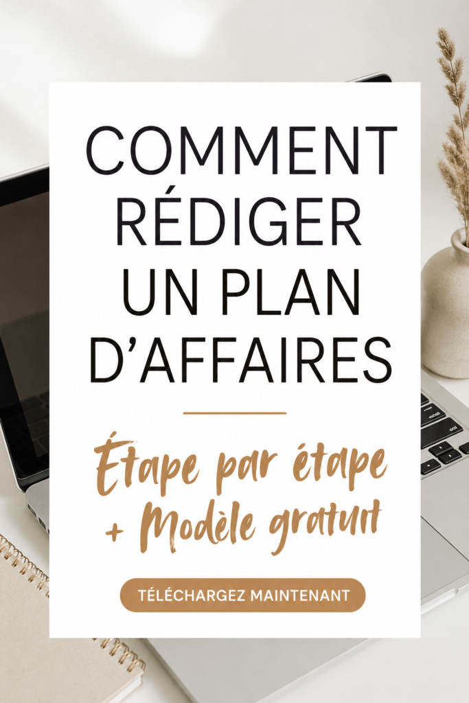 Femme d'affaires souriante travaillant sur un plan d'affaires avec son ordinateur portable