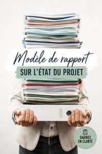 Femme travaillant sur un modèle de rapport de statut de projet sur un ordinateur.